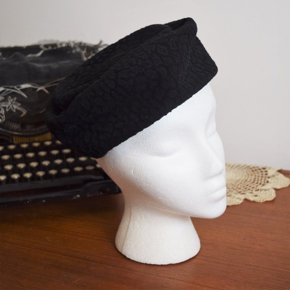 1950s 1960s "L.T." Black Felt Pillbox Hat - Picture 2 of 8